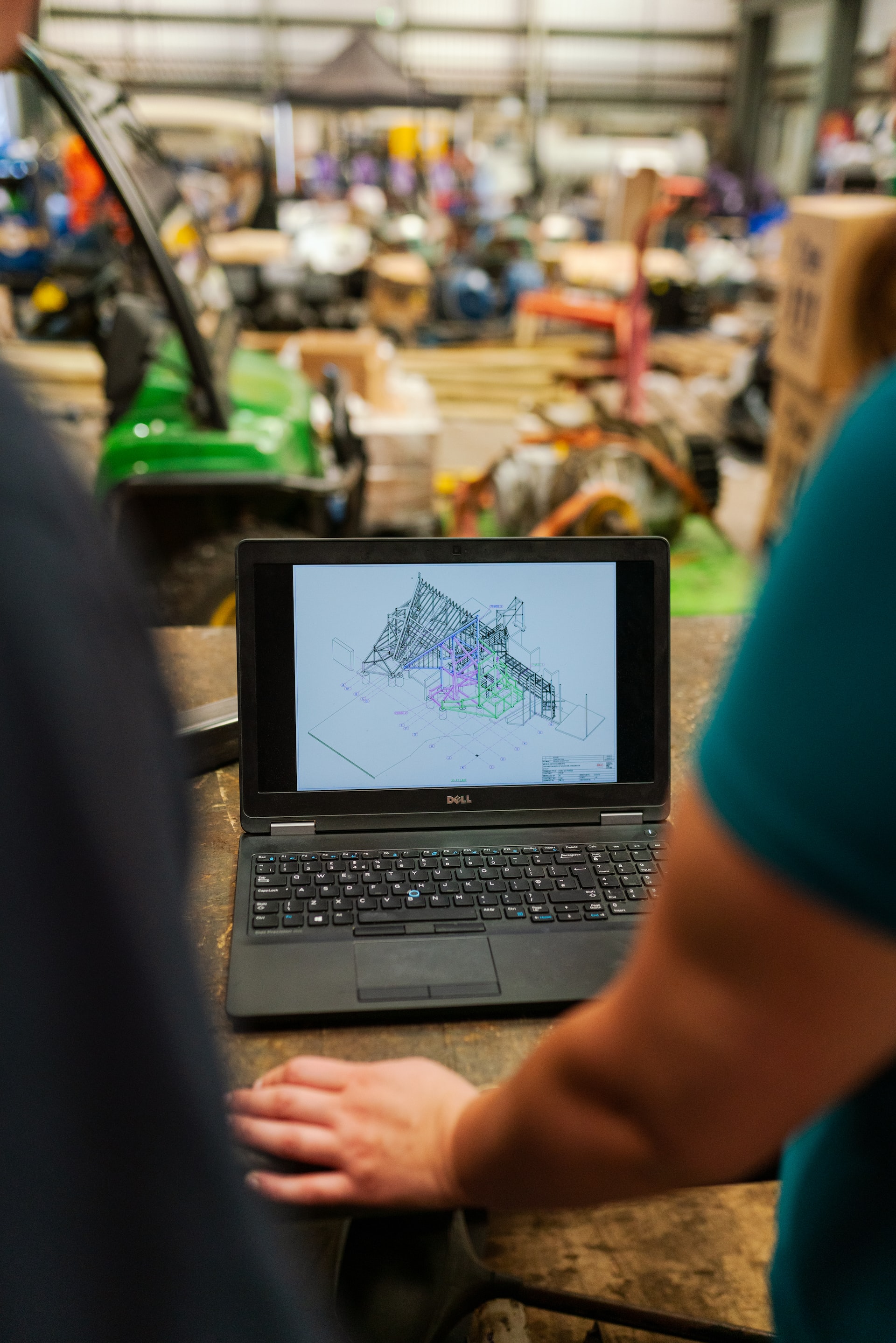 Ingenieure bei der Konstruktionsarbeit — IKB-TECH Engineering München